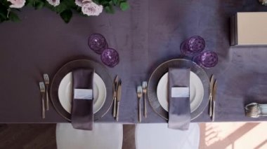 Şükran Günü veya Cadılar Bayramı için ayrılmış küçük beyaz balkabakları, kuzukulakları yaprakları, sonbahar için boynuzları ve kır çiçekleri olan bir çiftlik masasında dekorlu bir restoranda ayrılmış masalar.