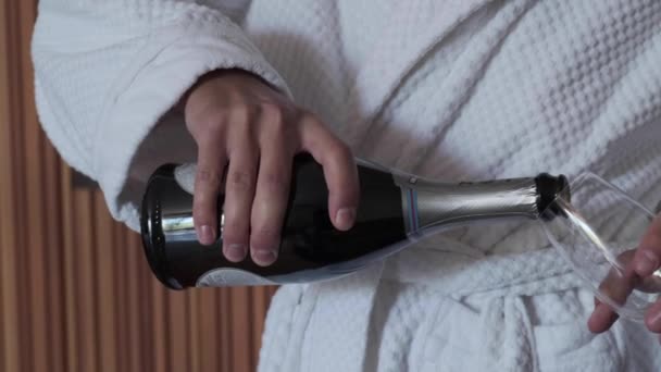 Αρσενικό Χέρια Ρίχνει Σαμπάνια Από Ένα Μπουκάλι Ένα Ποτήρι — Αρχείο Βίντεο