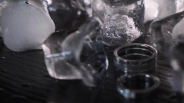 Buz arasında alyanslar. Buz parçalarının arasında Elmaslarla Odak Noktası Alyansları ve Elmaslar. Buz küpü. Kapat.