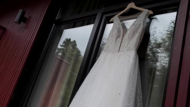 Abito Sposa Delle Donne Pende Vicino Alla Finestra Cui Riflette — Video Stock