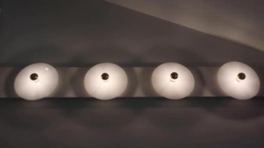 Ahşap bir binanın tavanında asılı mum şeklinde bir avize.