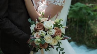 Boho tarzı bir buket beyaz gül.