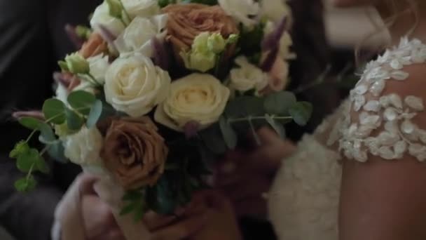 Bouquet Sposa Stile Boho Rose Bianche — Video Stock