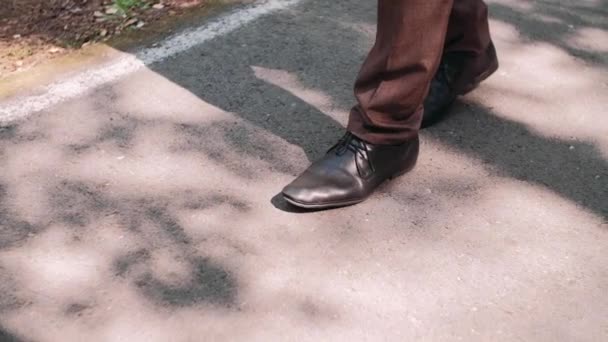 Πόδια Των Ανδρών Περπατούν Στην Άσφαλτο Παπούτσια — Αρχείο Βίντεο