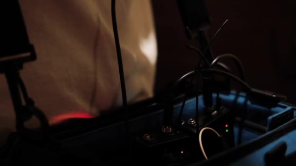 Sound Engineer Bekerja Dengan Peralatan Saat Syuting — Stok Video