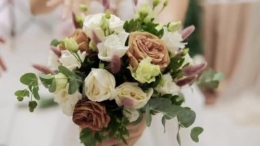 Boho tarzı bir buket beyaz gül.