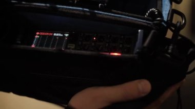 ses mühendisi çekim sırasında ekipmanla çalışır