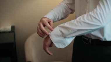 Kahverengi takım elbiseli adam kutlama için hazırlanıyor.