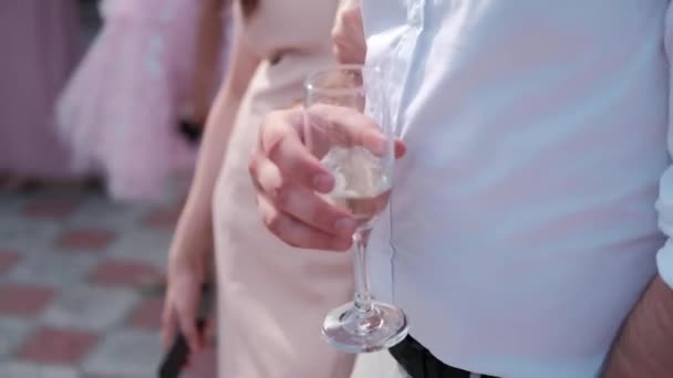 Main Avec Verre Sur Fond Clair Avec Champagne — Video