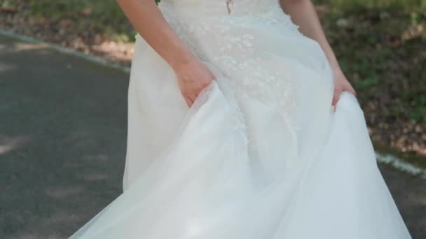 新娘穿着婚纱在街上打转 — 图库视频影像