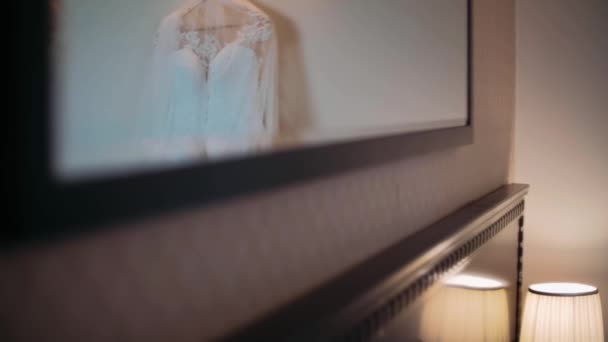 白色连衣裙上的蕾丝花纹 — 图库视频影像