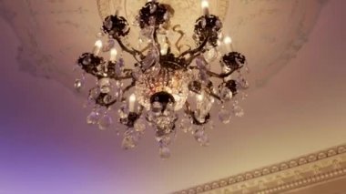 Bir Victoria otelinde zengin bir avize - Kızıl Ejder Kamerasının hoş mercekleri, açık bir açıklık