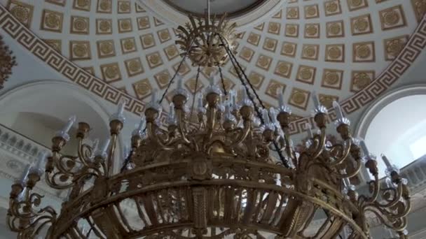 维多利亚旅馆里的富丽堂皇的吊灯 明亮洞口的红龙相机的漂亮镜头 — 图库视频影像