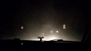 Kar fırtınasında kış pisti boyunca yolculuk