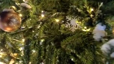 Yapay bir Noel ağacındaki Noel süslemeleri, klasik tarzda bir fotoğraf.