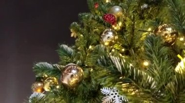 Yapay bir Noel ağacındaki Noel süslemeleri, klasik tarzda bir fotoğraf.