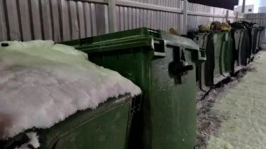 Eski yeşil plastik çöp kutusu