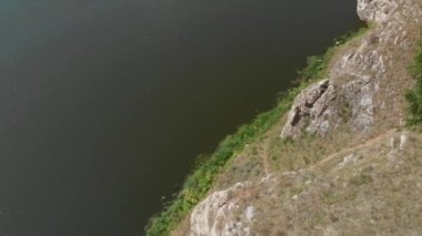 Yazın hava manzaralı kayalık bir kütle.