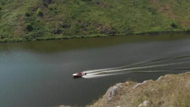 Tekne nehirde yüzüyor.
