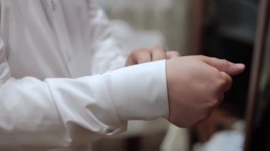 Adam takım elbise giyiyor. Ellere yakın çekim