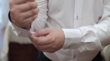 Adam takım elbise giyiyor. Ellere yakın çekim