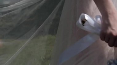 Kadınların gelinliği çok yakın.