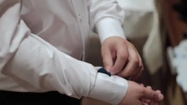 Adam takım elbise giyiyor. Ellere yakın çekim