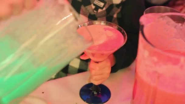 Cocktail Wordt Martinka Gegoten Een Martini Glas Staand Een Witte — Stockvideo