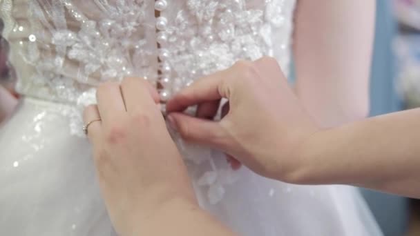 Brautjungfer Macht Schleife Knoten Auf Dem Rücken Der Bräute Brautkleid — Stockvideo