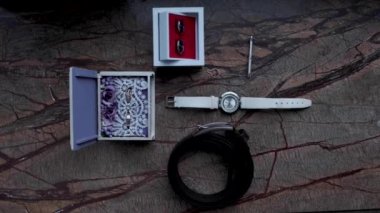 Alyanslar mor bir kutuda.