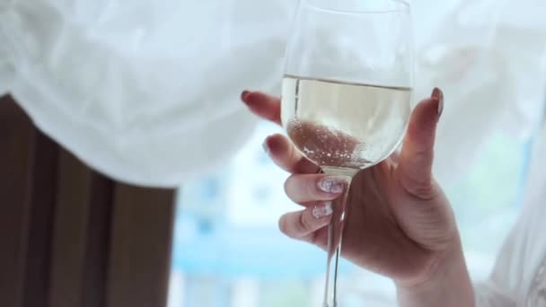 Mano Femminile Che Tiene Bicchiere Champagne — Video Stock