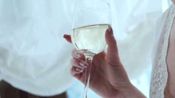Mano Femminile Che Tiene Bicchiere Champagne — Video Stock