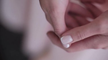 Dişi beyaz eller yaklaşır