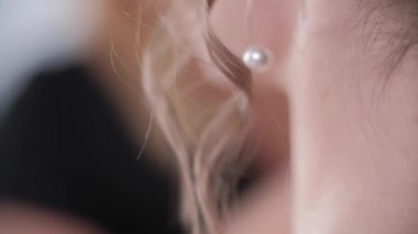 Kadın Beyaz Eller Kapalı. Makyaj sanatçısı gelinle çalışıyor..