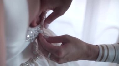 Dişi beyaz eller yaklaşır