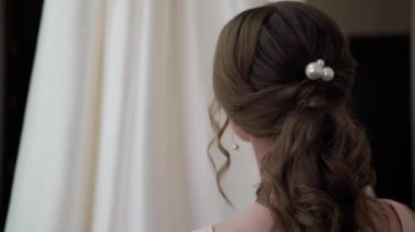 Dişi beyaz eller yaklaşır