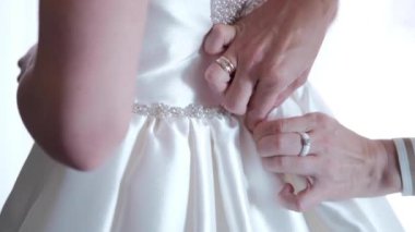 Dişi beyaz eller yaklaşır