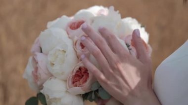 Dişi beyaz eller yaklaşır