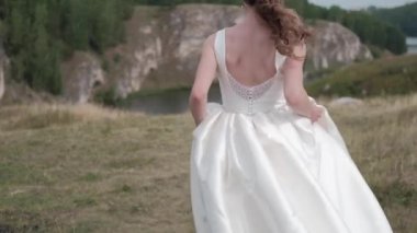 Genç Gelin Çimenlerde Koşuyor