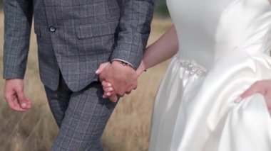 Dişi beyaz eller yaklaşır