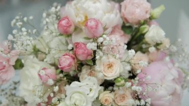 Masaları, dekorasyonu ve yiyeceği olan düğün yemeği salonu. Güzel dekore edilmiş yemek odası.