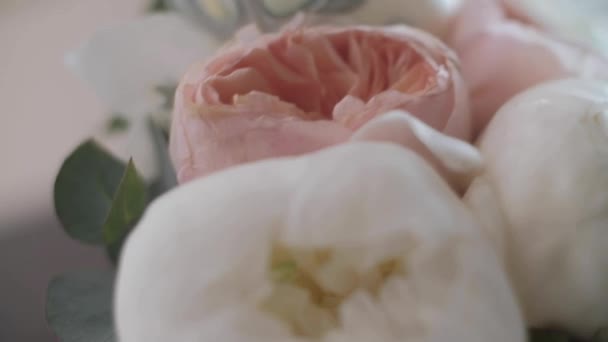 Bröllopsbukett Vita Färska Peonies Bröllop Smycken Ligger Bredvid Kvinnors Skor — Stockvideo