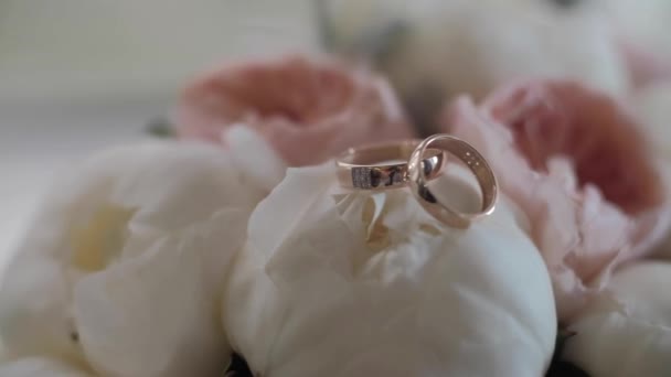 Esküvői Csokor Fehér Friss Peonies Wedding Ékszerek Mellett Fekszik Női — Stock videók