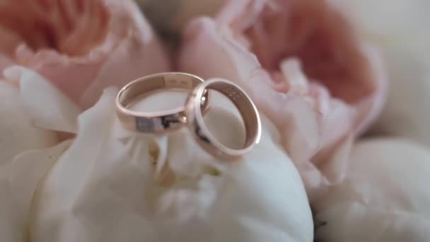 Свадебный Букет Белых Свежих Peonies Wedding Ювелирных Изделий Лежит Рядом — стоковое видео