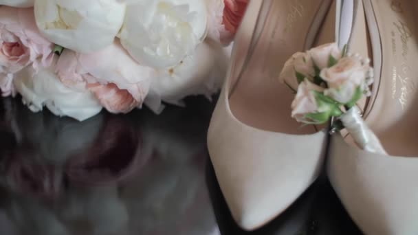 Bouquet Mariage Pivoines Fraîches Blanches Bijoux Mariage Trouve Côté Chaussures — Video