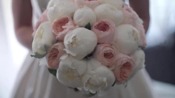 Свадебный Букет Белых Свежих Peonies Wedding Ювелирных Изделий Лежит Рядом — стоковое видео