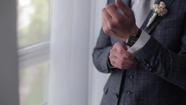 Manos Hombre Vestido Para Día Boda — Vídeo de stock