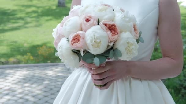 白い新鮮な人の結婚式の花束 結婚式の宝石類はベールに包まれた女性の靴の隣にある 靴はガラスに反射しています テキストを挿入する場所があります — ストック動画