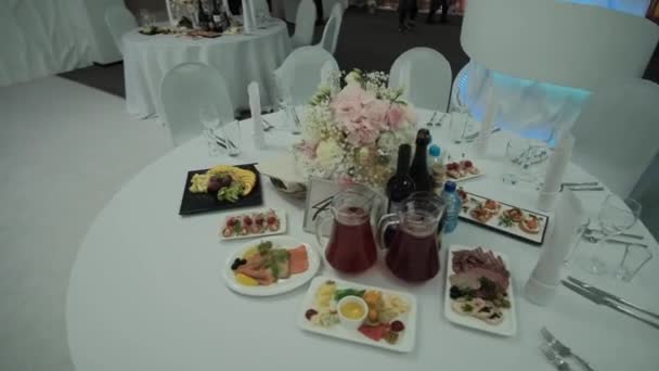 Bruiloft Banket Hall Met Tafels Decoratie Voeding Prachtig Ingerichte Eetkamer — Stockvideo