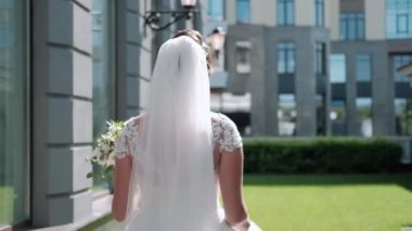 Kız düğün gününe hazırlanıyor.